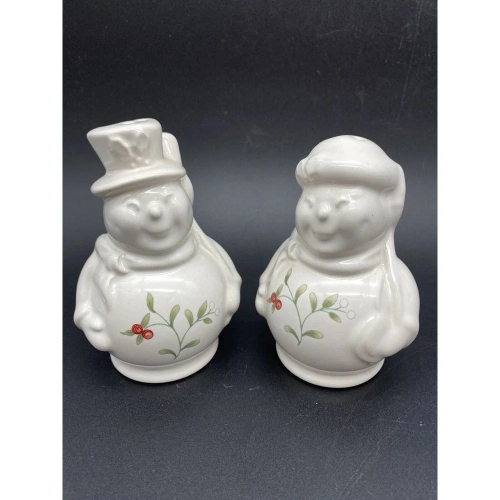 Pfaltzgraff Winterberry‎ Snowman Salt & Peper Shaker Set with Stoppers